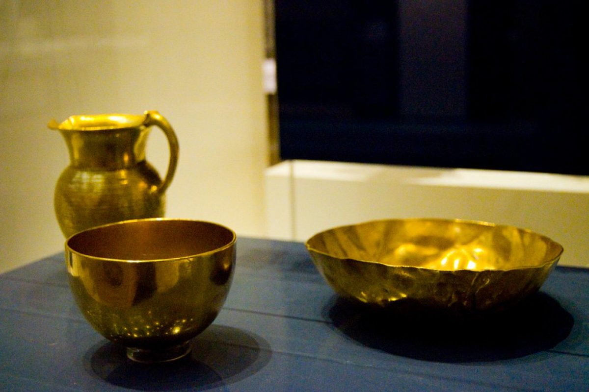 Gold_vessels_from_the_Oxus_treasure_by_Nickmard_Khoey