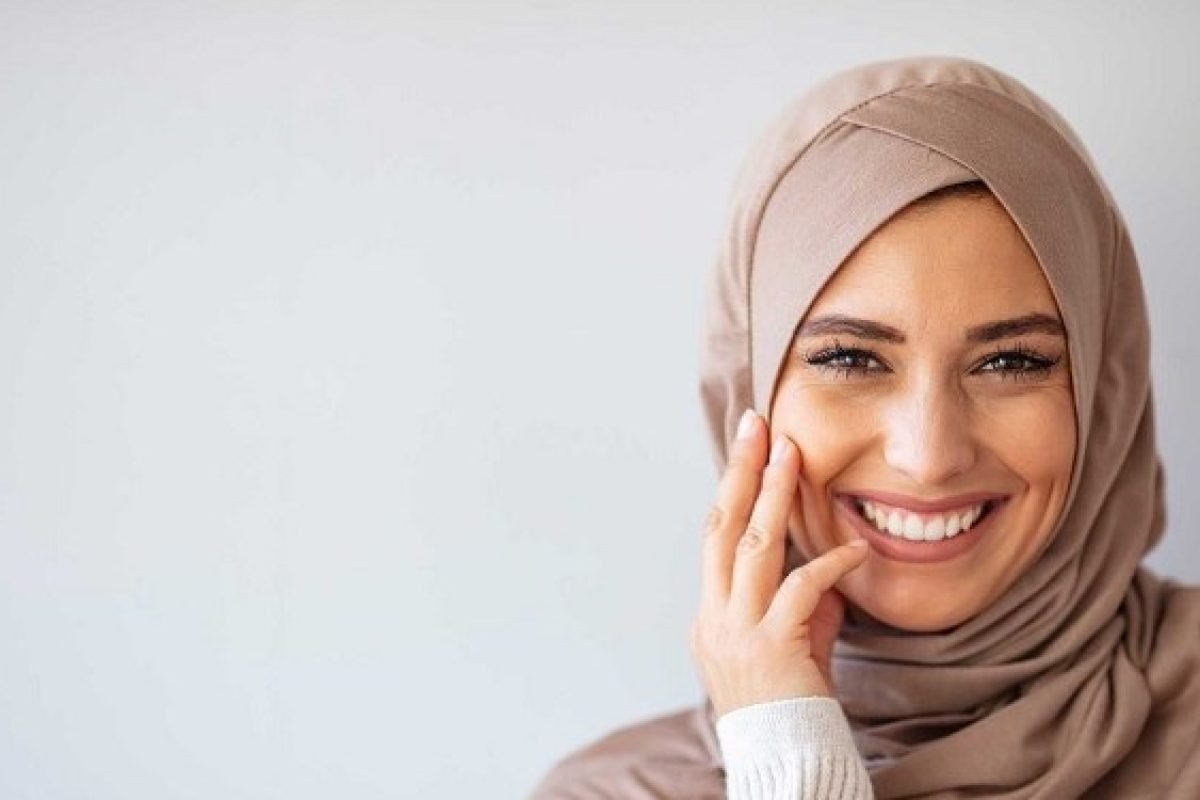 wanita-muslim-hijab-senyum